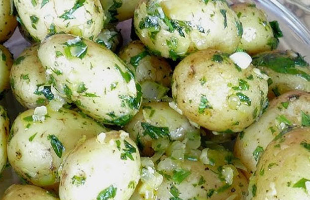 Papas cocktail salteadas con albahaca
