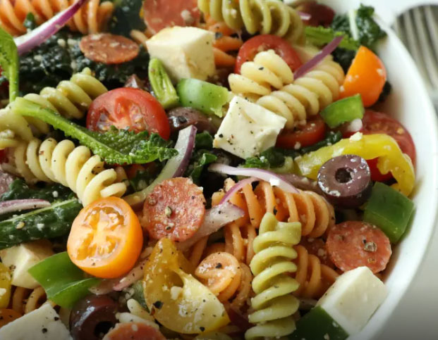 Ensalada de fideos de colores